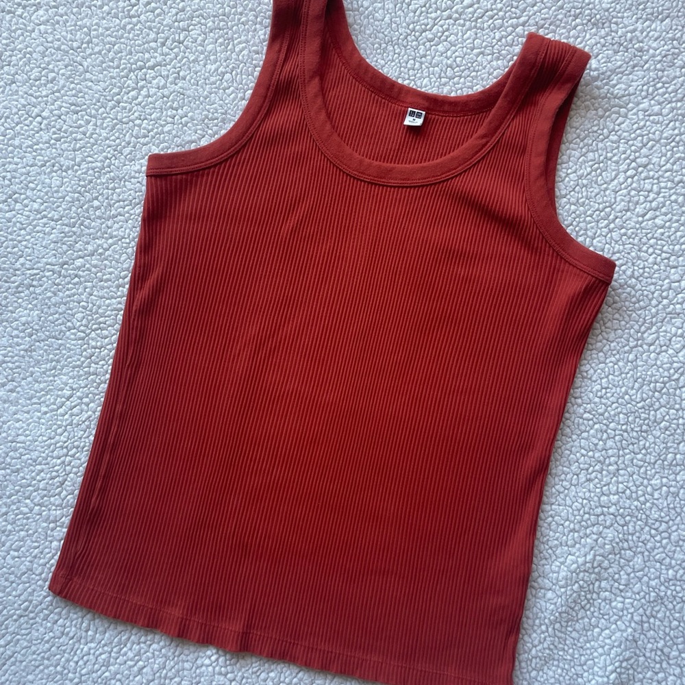 Ribbed knit Uniqlo tank